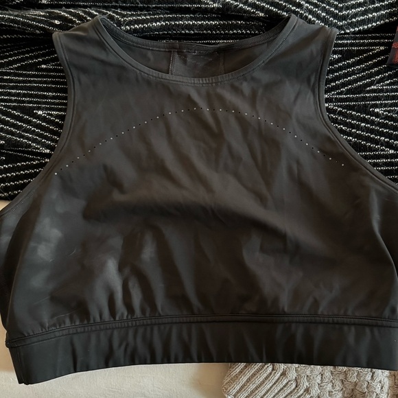 Size 12- Lululemon cropped workout top - Picture 1 of 2